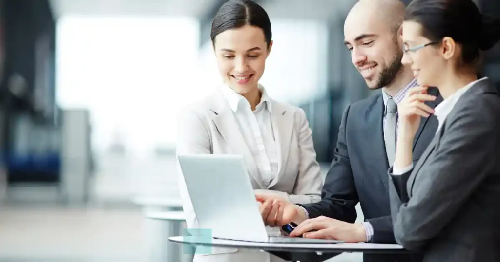 pialang sedang membantu investor